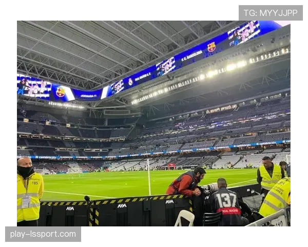 伯纳乌球场新顶棚测试完成,预计四月全面投入使用。