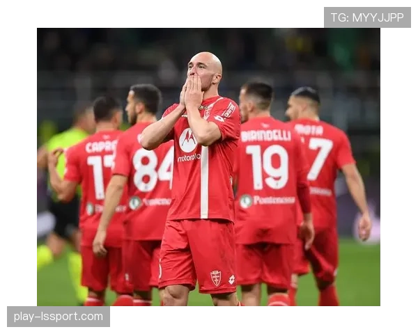 场边花絮：大雨中蒙扎小球迷为客队卡利亚里球员撑伞获掌声